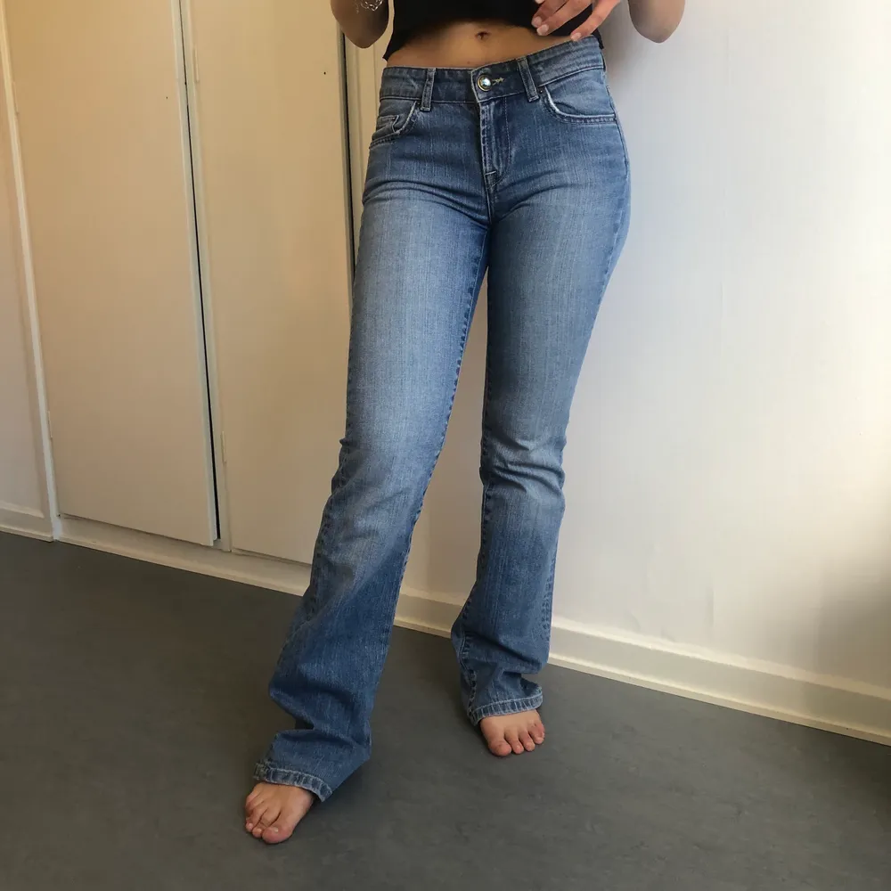 Ljust tvättade zara jeans. Fin detalj på bakfickan, super skick✨ storlek 36- frakt tillkommer eller möts upp i Stockholm C.. Jeans & Byxor.