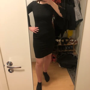 Calvin Klein klänning - Ganska kort svart Calvin Klein klänning. Använd 3-4 gånger. Stretchigt men absolut inte genomskinligt material. Som ny! Kan skicka fler bilder!  