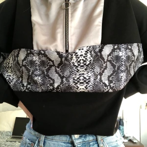 Tröja  - En jättesnygg tröja 150kr +frakt. Den har luva på 💕