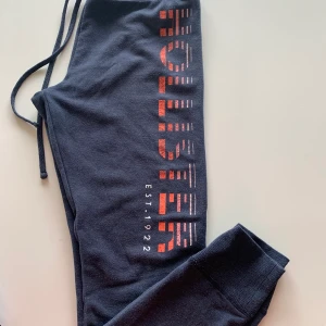 Hollister mysbyxor - Hollister mysbyxor, sweatpants i fint slick. Storlek large. Finns i Vällingby. Kan skickas, köparen står för frakt.
