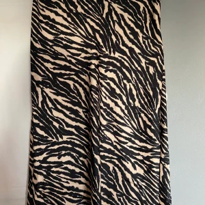 Kjol - Superfin kjol från hm, nästan aldrig använd! 