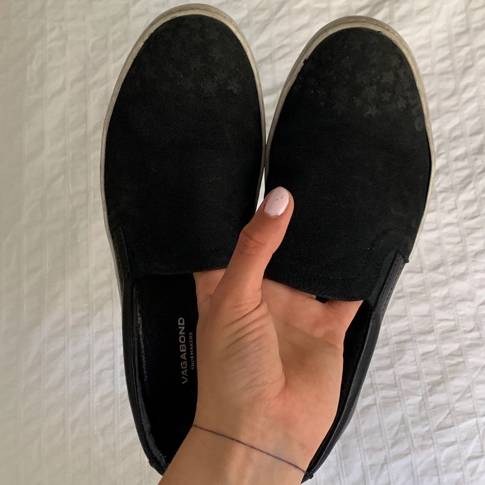 Skor från vagabond. Skorna har ett svagt svart mönster vid tån. Dom går säkert att rengöra ännu mer och passar mig perfekt som brukar ha 38/39 i skor. Nypris 850🐬🐬🐬. Skor.