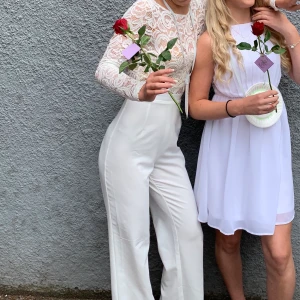 Jumpsuit - Säljer min superfina jumpsuit som jag hade till min skolavslutning för ett år sen. Nypris var 800 och den är uppsydd till mig som är 172 och är bara använd en gång så perfekt skick✨  Som man ser på sista bilden har den en öppen rygg. Pris kan diskuteras