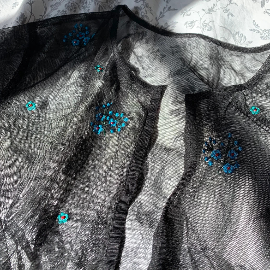 Blus i mesh med broderade blommor - 91