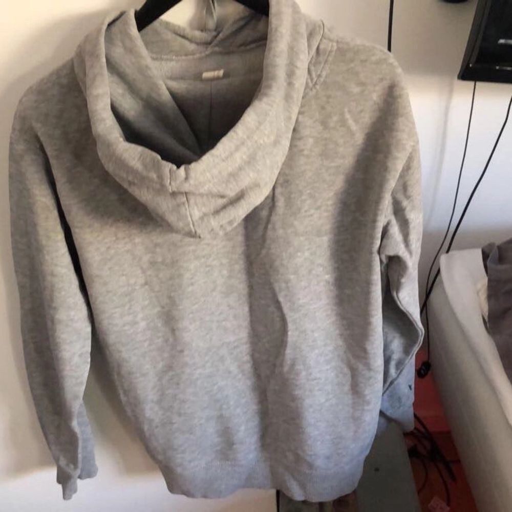 Basic grå hoodie ifrån h&m. Ganska tunn i materialet så perfekt nu till sommaren! Storlek S men passar mig som är en M. 💞 Frakt 63kr. Huvtröjor & Träningströjor.