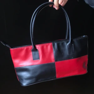 Rutig handväska - Supersnygg handväska!❤️🖤 Frakt tillkommer