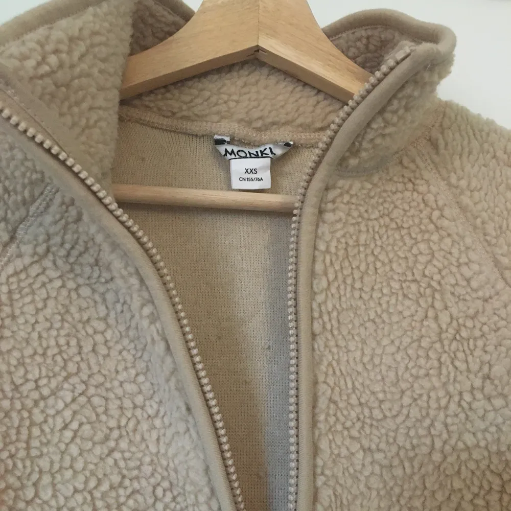 Beige fleece/teddy-jacka från Monki. Stl XXS, stor i storlek. Gott skick. Frakt betalas av köparen.. Jackor.