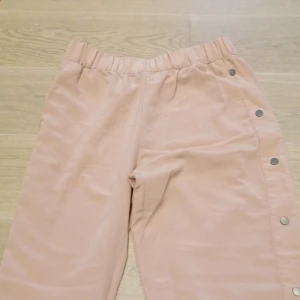 Byxor med knappar  - Är egentligen lite mer rosa än på bilderna! Från Monki strl M, perfekt svala mot sommaren! ☀️