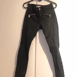 Fejkläderbyxor från Ginatricot - Tighta fejk läderbyxor från GINATRICOT. En aning urtvättade och även lite slitna. Storlek 36 men skulle säga att de passar storlek 34 mer.