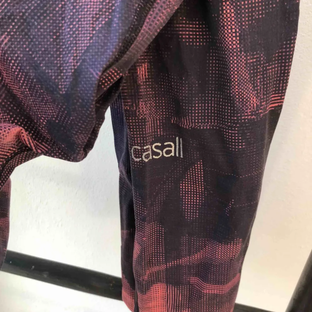 Säljer dessa sjukt coola och snygga träningsbyxorna från Casall. Knappt använda och är därför i super fint skick! . Jeans & Byxor.