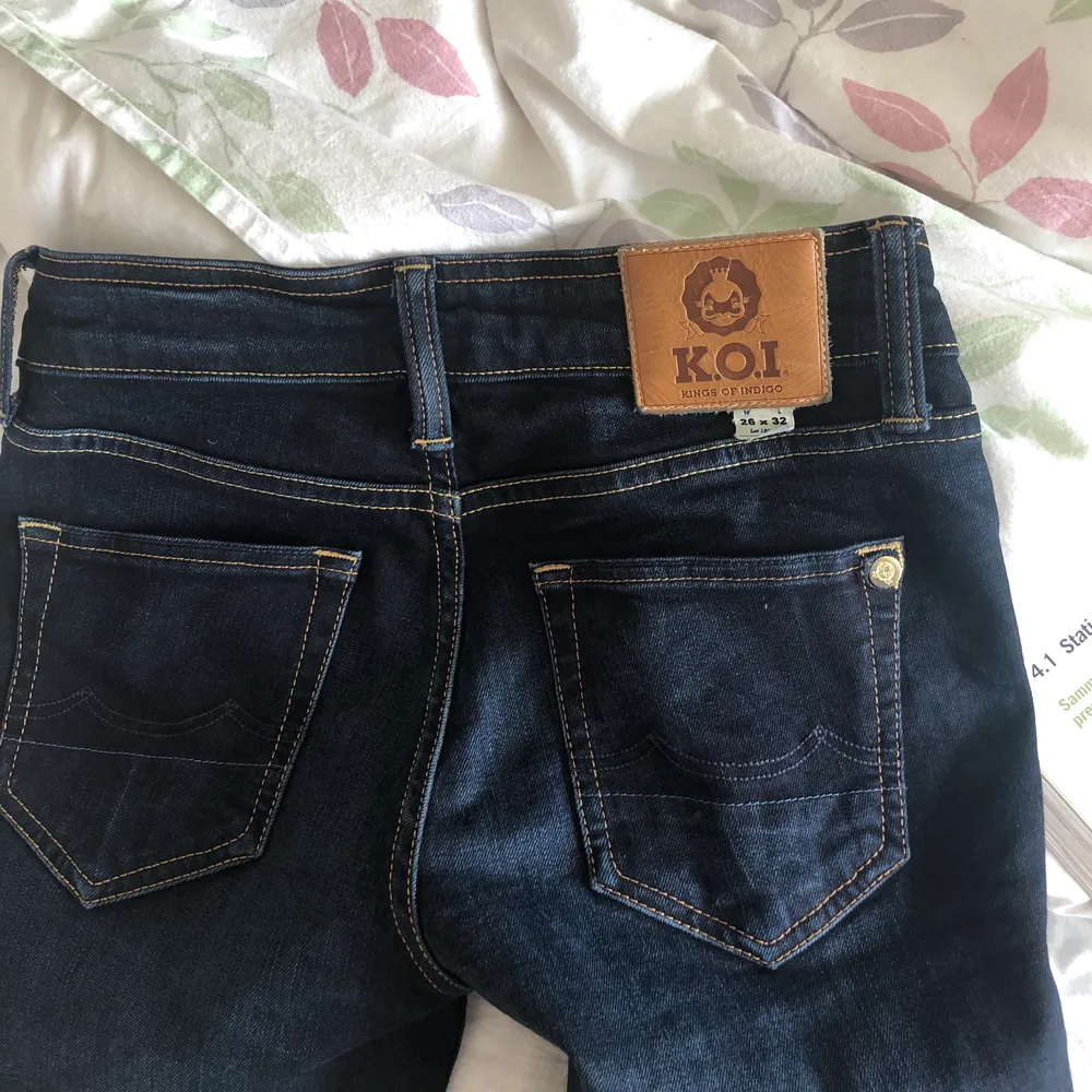 Ett par supersnygga bootcut jeans från märket Kings Of Indigo i storlek 26x 32:) dem är i väldigt bra skick och sitter som en smäck😝 de är ganska små i storleken, nypris är ca 1200kr . Jeans & Byxor.