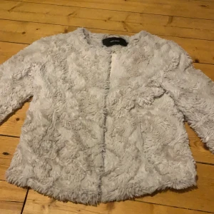 pälsjacka från veromoda - beige pälsjacka från veromoda i strl xs, men passar även s! fint skick