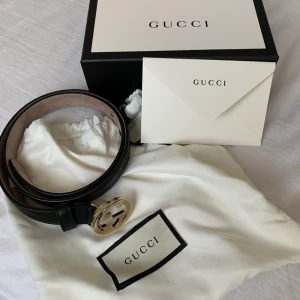 Äkta Gucci bälte/skärp - Äkta gucci bälte/skärp - Storlek GUCCI 75. Man får med lådan, väskan o brevet. Har inte använt mer än 10 gånger. Köpte för €250 på hemsidan. Kan skicka bevis om det behövs. Köparen betalar för frakt