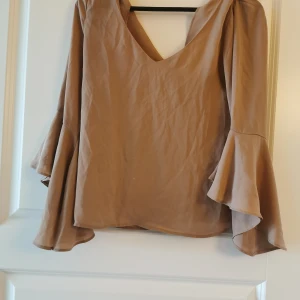 Blus  - Från nakd storlek 34. Utsvängda armar  