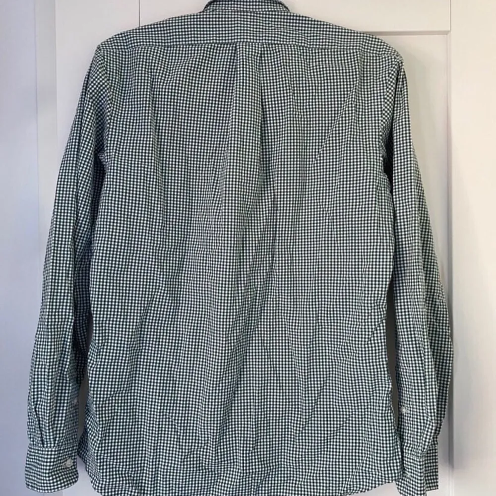 Snygg och unik rutig Ralph Lauren skjorta som är inköpt för två år sedan och använd mycket, dock utan några defekter. I storlek S men är i allmänhet lite mindre. Säljs för att den är för liten. Inköpt för 1000kr säljs för 250kr.. Skjortor.