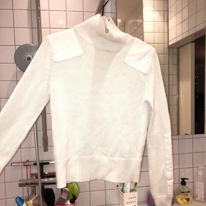 Benvit Polotröja - Benvit tjockare polotröja från Zara. Vita patches på axlar och armarna. lite noppig🙄