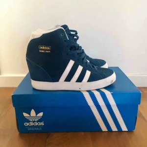  - Coola klackade blå/gröna Adidas sneakers inköpta 2013 men i fint skick. Enbart den vita sulan som har lite märken men som borde gå bort om man rengör skon. Ordinarie pris: 999kr, kan mötas i Stockholm annars står köparen för frakten. Pris kan diskuteras.