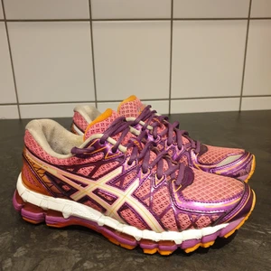 Asics Gel Kayano  - Stabil löparsko med geledämpning under häl och trampdyna. För ett pronerande löpsteg, dvs extra stöd under hålfoten. Storlek 39, men liten i storleken. (Passar 38-38.5) Nypris ca 1800.- Pris exkl.frakt, hämtas annars i Hägersten, Liljeholmen el. Södermalm