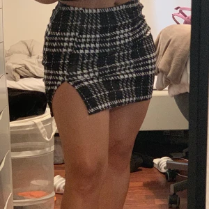 Kjol - Kjol från shein som inte kommer till användning längre. Strl M men passar S med. Frakten är inräknat i priset. Bud vid flera intresserade. 