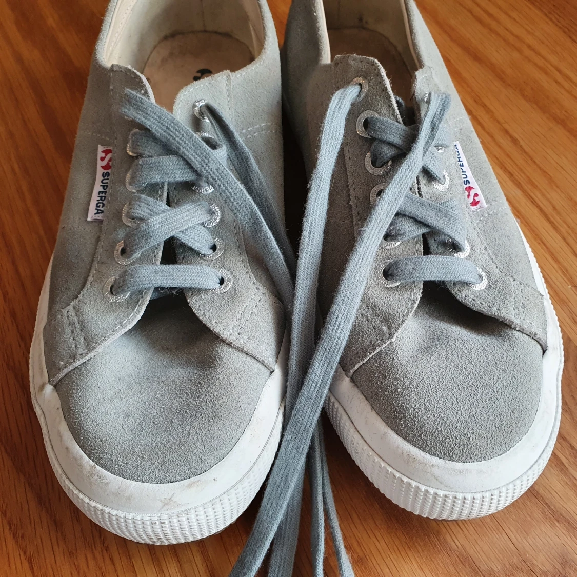 Superga grå mocka, använda 1 gång, säljer pga köp av fel storlek - 90