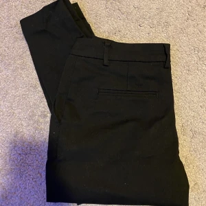 Kostymbyxor från bik bok - Tajta kostymbyxor från bikbok. Aldrig använda. Storlek xs, lite småa i storleken