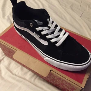 Vans skor - Klassiska svartvita vans filmore med bättre sula i canvas och mock. Har 2 par helt oanvända då vans inte passar mina fötter. Kommer i orginalkartong med extra skosnören. Funkar bra både som skateskor och vardagsskor.