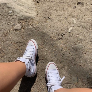 Vita höga converse - Ett par vita höga converse, använda enstaka gånger, i storlek 36. Säljes då de tyvärr är för små. Säljes för 300 kr, köpta för 600 kr. Kan även tänka mig byta mot ett par likadana i storlek 37.