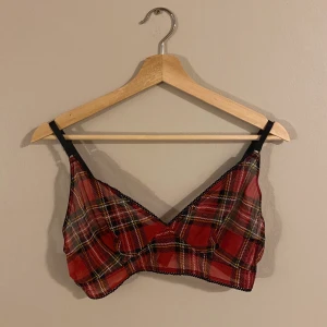 Rutig topp - Rödrutig bh-topp från bikbok i stl. L oanvänd