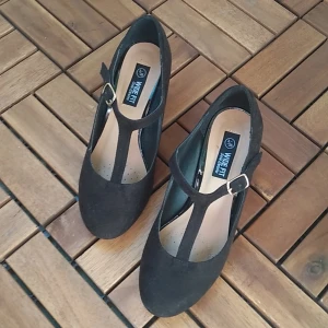 Svarta klackar - Strl 36. Köpta på Primark. Använda en gång. Kort bekväm klack (ca 5 cm), wide fit anpassad för bredare fötter. Priset kan diskuteras! 