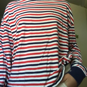 Randig baströja - Jag säljer min randiga väldigt basic tröja,köpt på HM och väldig skön.Storleks lappen sitter inte kvar,så det lite oklart på storleken.Men jag är 162 cm och den sitter bra på mig.Använd men i fint skick.Säljs för 50kr!
