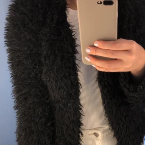 Päls jacka/kosta🖤🖤 - En super mysig svart jacka/kofta ifrån Ginatricot. Strl S. Använd ca 4/5 gånger bra skick. Nypris 300kr mitt pris 60kr +frakt.