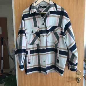 Zara skjortjacka strl s - Fin rutig skjortjacka i storlek s. Köparen står för frakt 