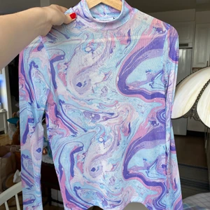 Mesh topp  - Jätte fin meshtopp som är endast testad. Går ej att få tag på. Nyskick. Storlek: XS men kan passa en S också.                Ledande bud: 120 kr