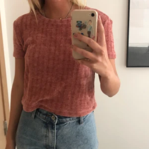 Rosa fluffig t-shirt - Fluffig t-shirt från zara använt några gånger men är i jättebra skick. Jättefin rosa/korall nyans och fint mönster. 