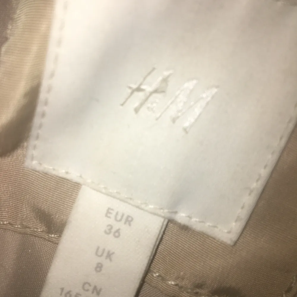 En fin Biege jacka Från H&M jätte fint skick st:36 . Jackor.