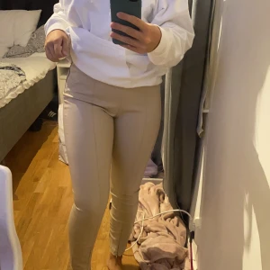 Skinnbyxor - Beige skinnbyxor från zara, as sköna! Det är stolek l men sitter mer som s🤪 säljer för 50 kronor men priset går att diskuteras och köparen står för frakten! Byxorna har en dragkedja vid kanten av höften och sedan 1 dragkedja längt ser på vardera ben!💕