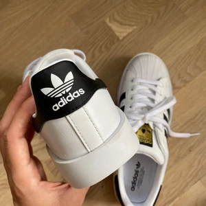 NYA ADIDASSKOR STRL 39 - Helt oanvända. Lappen sitter kvar. Köptes för 1100 kr men säljs nu för 500 kr pga för liten storlek. 