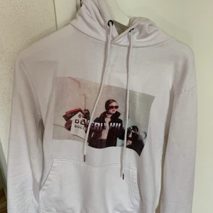 Storlek S - En snygg Hooside i storlek S och har bra passform! Vart den är ifrån är okänt eftersom jag själv köpt den på second hand! 💞 