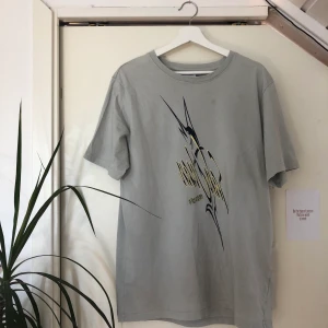 Weekday t-shirt - Oversized t-shirt från weekday, färg turkos/grå!