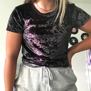 Tröja i sammet🖤 - Säljer denna fina topp i sammet 🌻 Är använd fåtal gånger så i superbra skick🥰 Står strl L sitter mer som S eller M🖤 