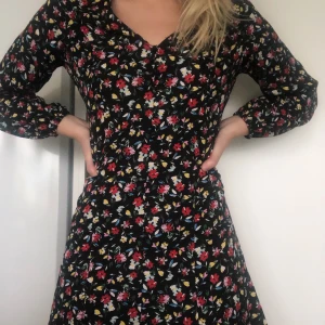 Blommig klänning  - En suuuupersöt klänning från Asos! Använd en gång då jag personligen känner att den är lite för kort för mig. Skönt och fladdrigt material som sitter bekvämt över kroppen. Köpare står för frakt men kan också mötas upp i Västerås!