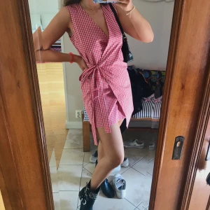 Klänning från Weekday - Suuuuperfin klänning från Weekday💗. Köpt någon gång förra året men endast använd en gång. Säljer den då jag inte använt den särskilt mycket. Superfin att matcha med boots som på bilden eller med sneakers, även fint att ha en tjocktröja över. 150+frakt💕