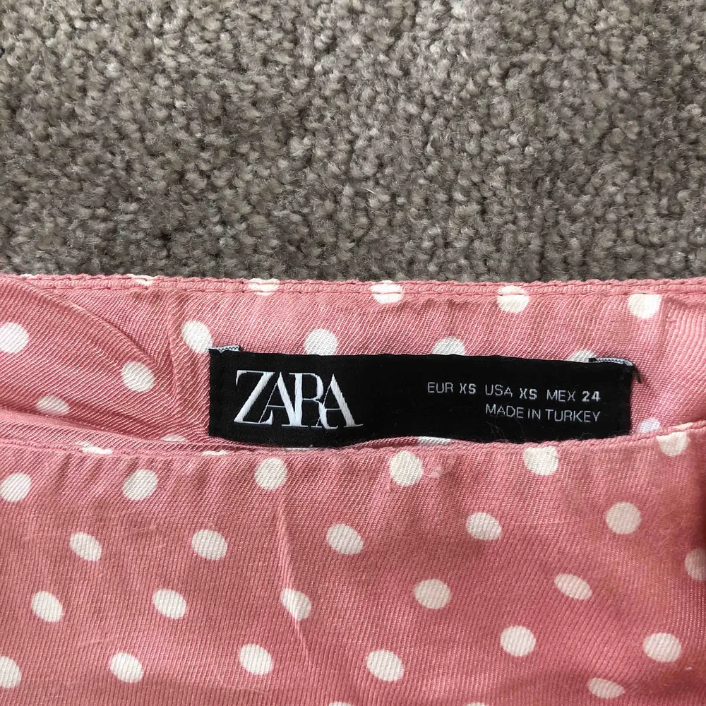Supersöt rosa prickig kjol från Zara! Strl XS. . Kjolar.