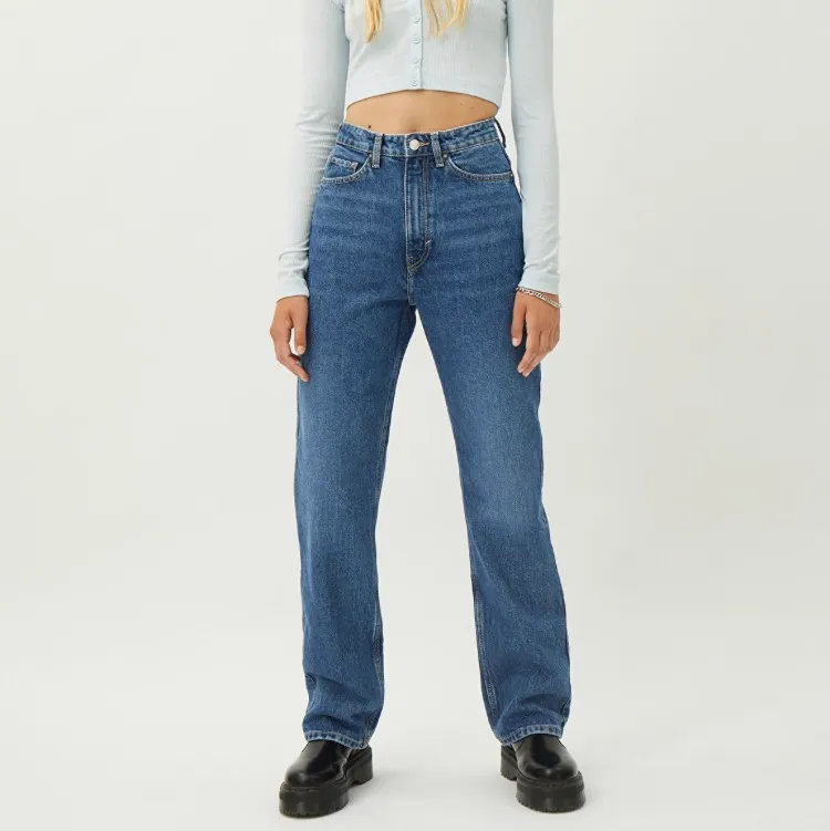 Jeans från weekday i modellen rowe extra high. Köpta i maj i stl 28/30 men de är för stora för mig. frakt tillkommer . Jeans & Byxor.