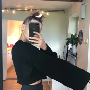 Svart, vid tröja - Snygg, stilren tröja från Trendyol med vida ärmar, knappt använd! 