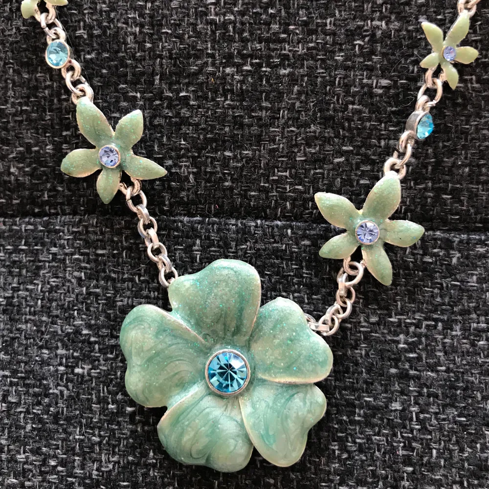 Jättefint halsband med glittriga blommor och blå stenar! Går att göra hur långt/kort man själv vill ha det. Frakt 11kr. Accessoarer.