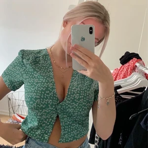 Grön blus - Grön blus med knappar där fram, köpt från nakd för 299 kr och helt oanvänd då de inte är min stil ❤️