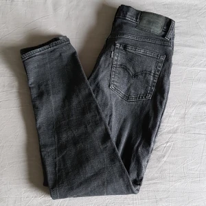 Svarta Levi's jeans - Mon Jean storlek 28 från Levi's. Köpa nya mars 2020. Säljer dem för att de har blivit för stora för mig. Dem är som ny skick. För mig ankellånga, jag är 1,75 cm. Ny pris 699kr💕