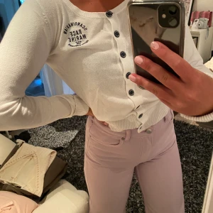 Vit kofta - Super fin kofta från race marine med marinblå knappar