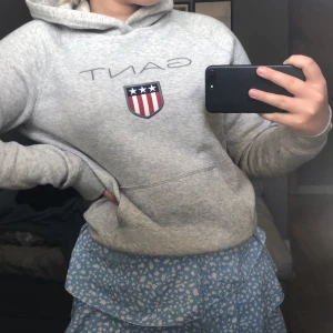 Gant hoodie - Gant hoodie köpt från kids brand store, andvänt 2 gånger i storlek medium men är mer som en S, köparen står för frakten köpt för 600kr